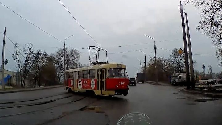 Pohotová reakce Ukrajince zachránila auto před neovladatelnou tramvají